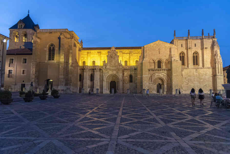 León 062 - real colegiata de San Isidoro.jpg